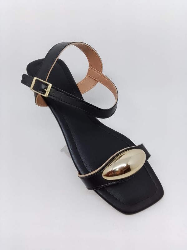 Rasteirinha Feminina Preta Pingente Dourado Bico Redondo