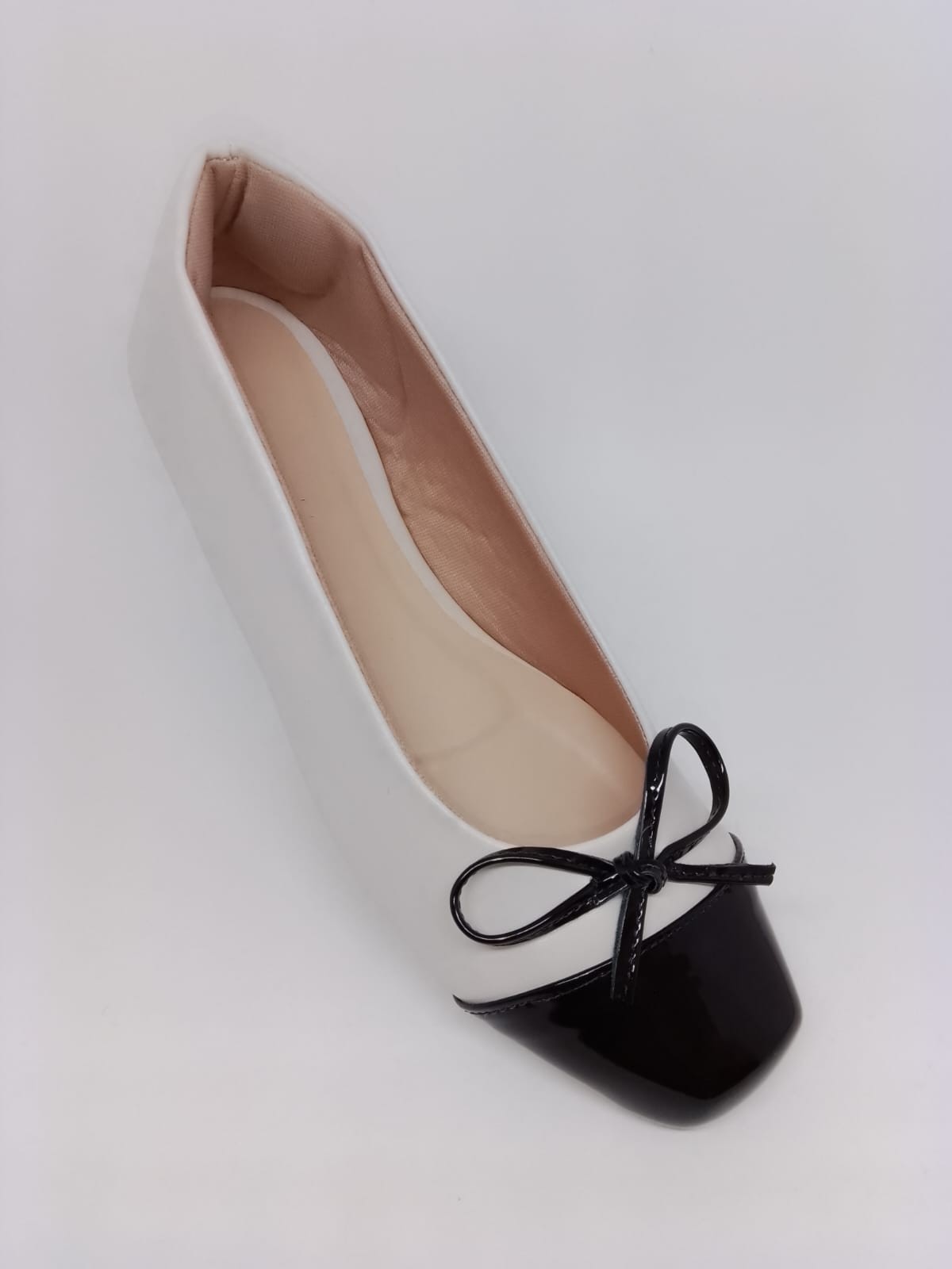 Sapatilha Confort Bicolor Branco/Preto Bico Quad. Enf. Laço